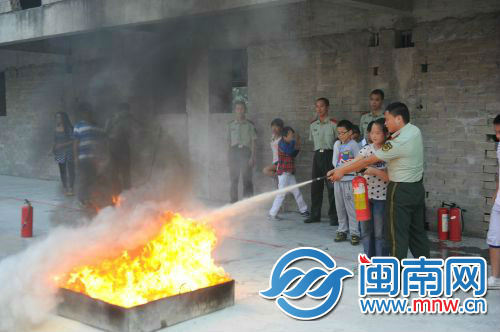 进营探访 30名海都小记者过足“灭火瘾”