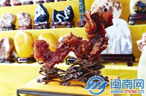 ④这件玛瑙造型像条龙