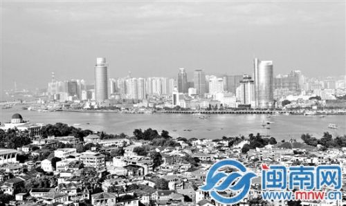 从鼓浪屿日光岩鸟瞰厦门经济特区（2006年12月摄）