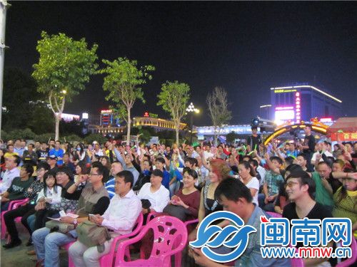 现场围满了观众，大家热情洋溢。
