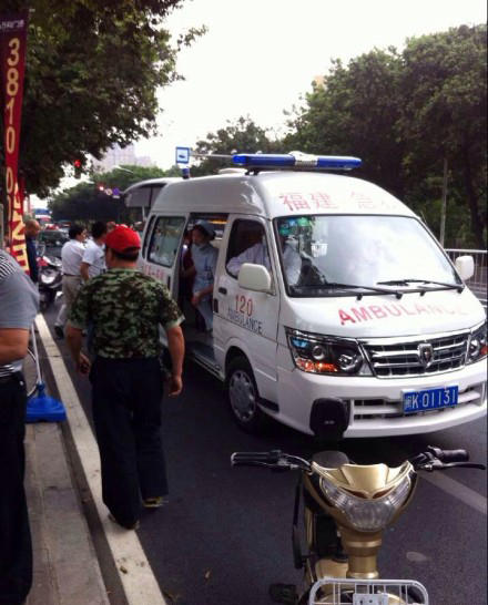 傳榕某地產(chǎn)員工與業(yè)主發(fā)生群毆 或因降價引不滿~`