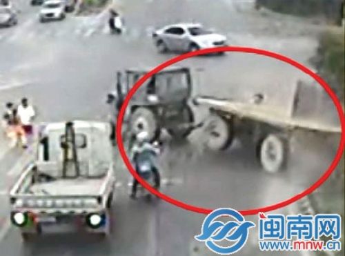 拖拉机急打方向盘  甩落大石压死路人