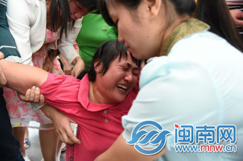母亲痛哭倒地