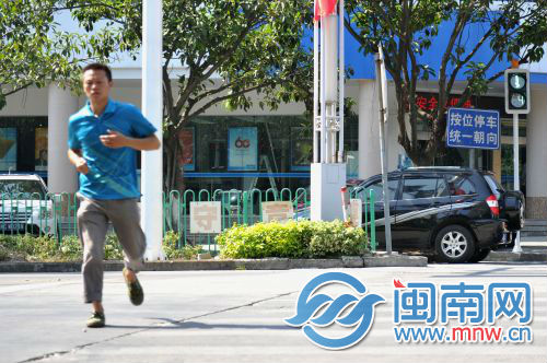 绿灯只有13秒，市民跑着过斑马线