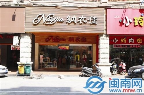 新华东路，商家在店前用石头占位