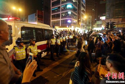 香港&ldquo;占领中环&rdquo;非法集会者再次聚集旺角，大批示威者与警察对峙