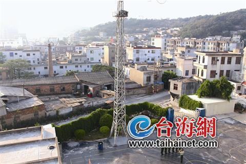 清晨，官兵在喜鹊窝下晨练