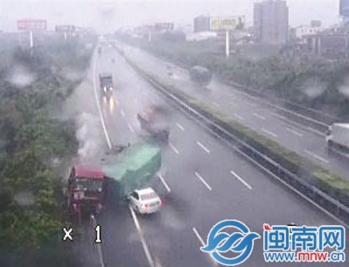 小车漂移撞向大货车 3