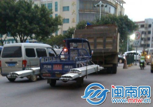 货物悬挂在货车两侧(网友供图)