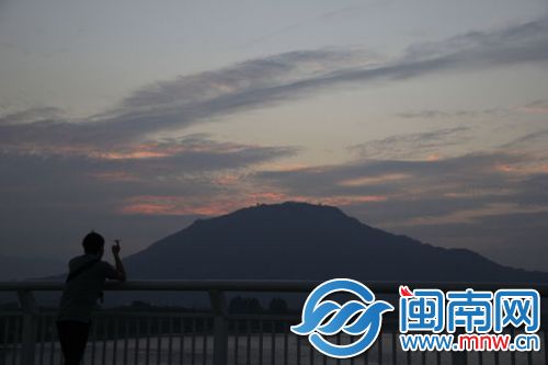 傍晚，看夕阳的市民——摄于漳州水仙花大桥
