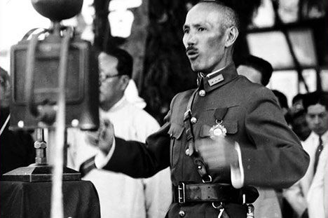 黄埔军东征时蒋介石发表演讲。