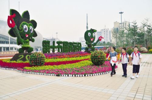 植物造型的省运会吉祥物阿福、阿仙喜迎八方来客。 本网记者 张伟斌 摄