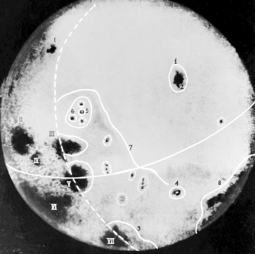 图为当时从苏联自动行星际站上收到的月球照片