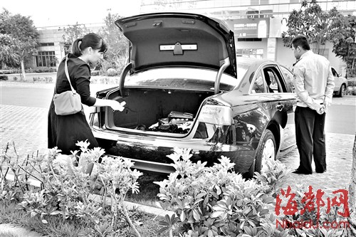 受损车主正检查有无丢失财物