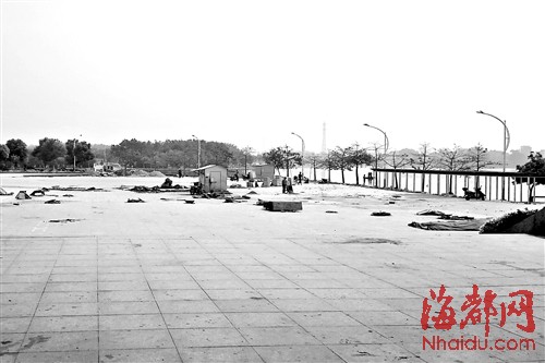 广场全部铺上石板，湖面风光一览无余