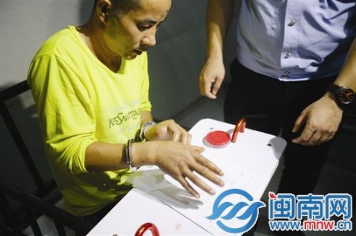 舒某胜在讯问笔录中按手印