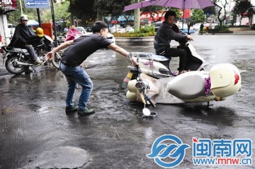 油污被雨水淋湿后变得湿滑，导致电动车滑倒