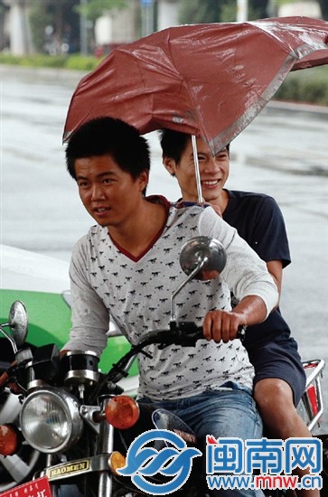 昨日下午3点多，泉州市区坪山路，一市民的雨伞被风吹歪