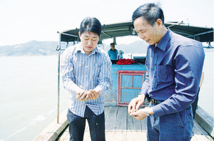 林镇生向村民传授巴非蛤养殖知识