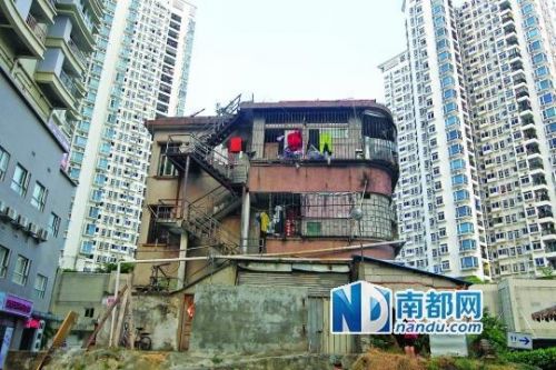 深圳罗湖钉子户坚守十年房子变孤岛 若置换将受益大增
