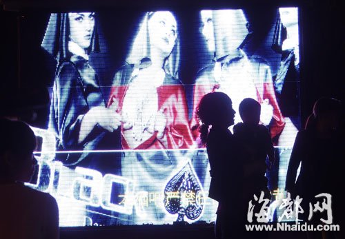 世茂星天地东侧广场上的屏幕亮度较高，容易造成光污染