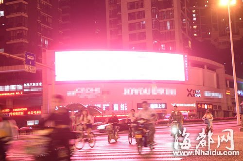 八一七中路与工业路交叉路口，一处广告屏幕发出强光