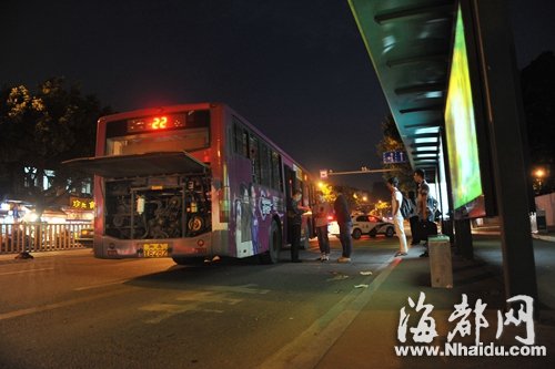 事故发生后，车上乘客相继离开，伤者被送往医院