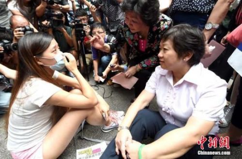 香港一教师怂恿占中 促学生&ldquo;与港猪父母断绝关系&rdquo;