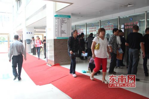 门诊大厅地面下沉约30公分