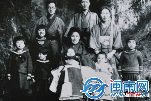 巴金（后排左一）穿和服与武田一家的合影