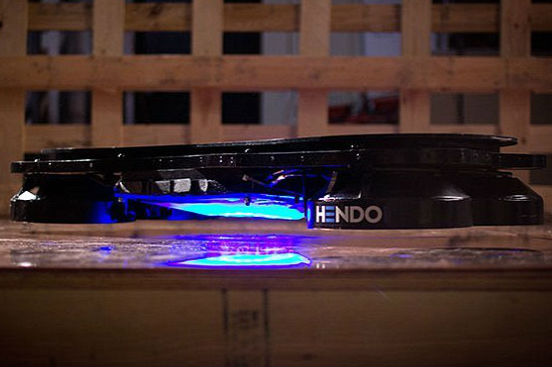 美国建筑师发明悬浮滑板Hendo “悬浮引擎”可在金属导体表面运行