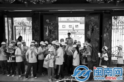 老温给孩子们讲解文兴宫的历史与故事