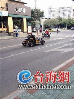 厦门街头现诡异“敞篷车” 没顶篷没车门