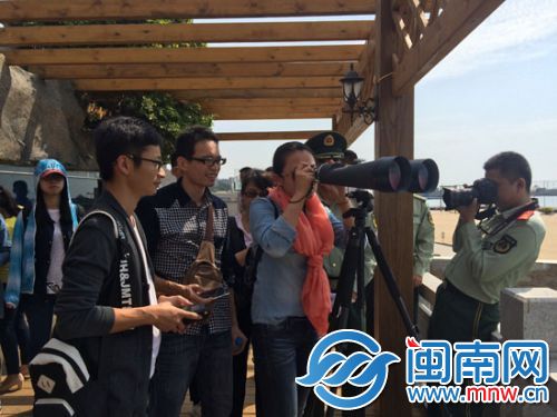 粉丝们用望远镜观察深沪湾