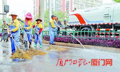 环卫工人清洗道路。　　厦门日报讯（记者 殷磊）
