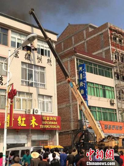 浙江东阳画水镇一厂房发生火灾  4名员工吊臂逃生(图)