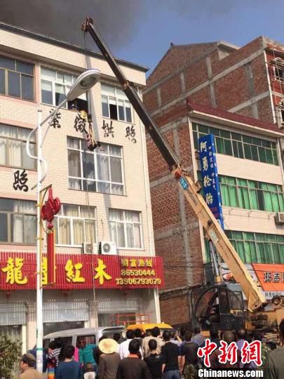 浙江东阳一工业厂房起火 4名员工吊臂逃生