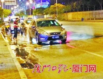 厦门夜间占道洗车愈演愈烈 水管和电线暗埋地下（图）