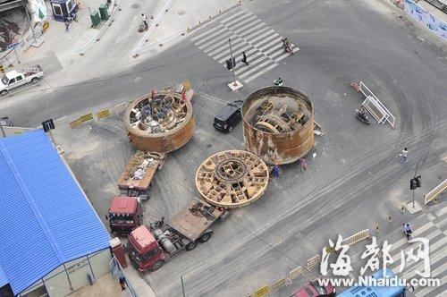 第二台盾构机已运抵华林路与五四路交叉口，昨晚下井