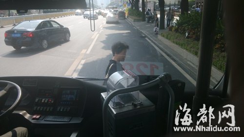 中年妇女站在车头前堵住公交车，乘客拍下照片