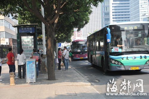事发公交站点，处于易堵车路段，距离红绿灯不远