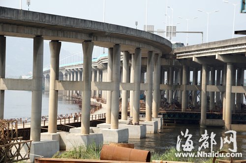 新建的水泥墩将裸露“悬空”的桥墩“托住”