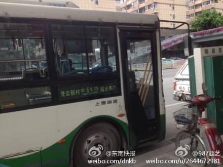 福州一电动车骑手被64路公交车碾亡~~