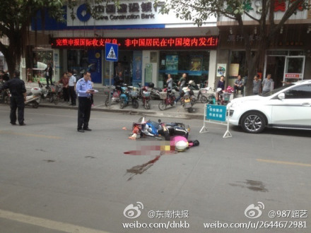 福州一电动车骑手被64路公交车碾亡~