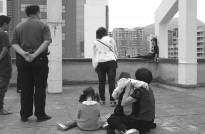 女子欲跳楼，家人和孩子在一旁不断劝阻。