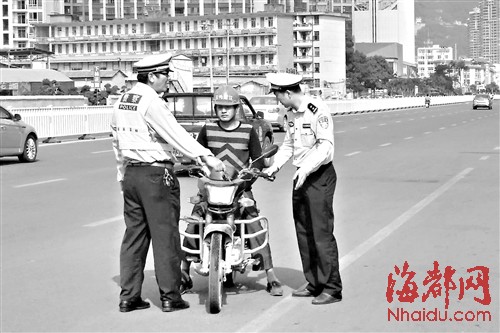 交警拦下逆行的摩托车