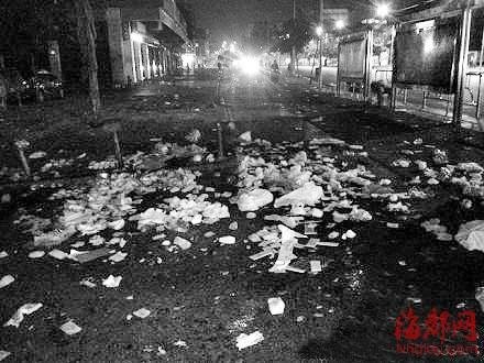 学生街夜市关闭后，整条街都是垃圾 网友供图