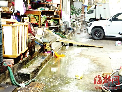 路面污水横流，脏乱不堪