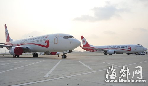 福州机场停放着两架福州航空的飞机