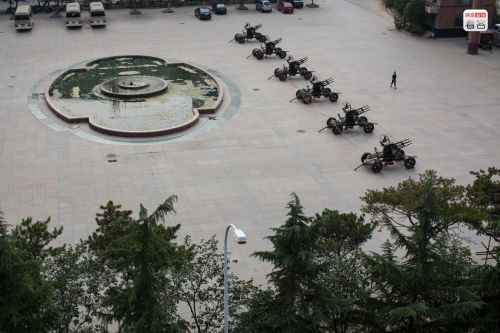 国务院和军委成立&ldquo;关于军队三产不经营办公室&rdquo;，军队不允许经商，蓝翔技校与军队脱开关系。